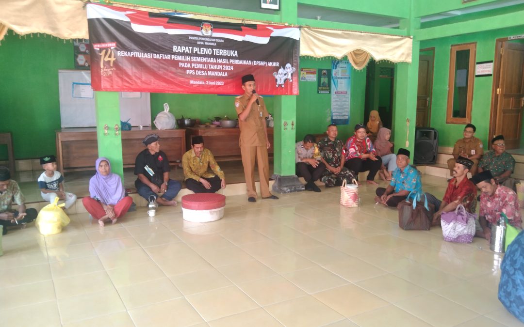Kepala Desa Yulis Samingan memimpin kegiatan Sedekah Bumi di Desa Mandala kecamatan Jeruklegi Kabupaten Cilacap
